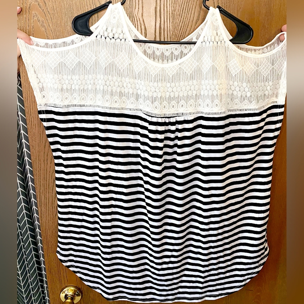 NWT Cute Yoins Women's Plus Size Striped Lace Cold Shoulder Top- Size 2x 2xl